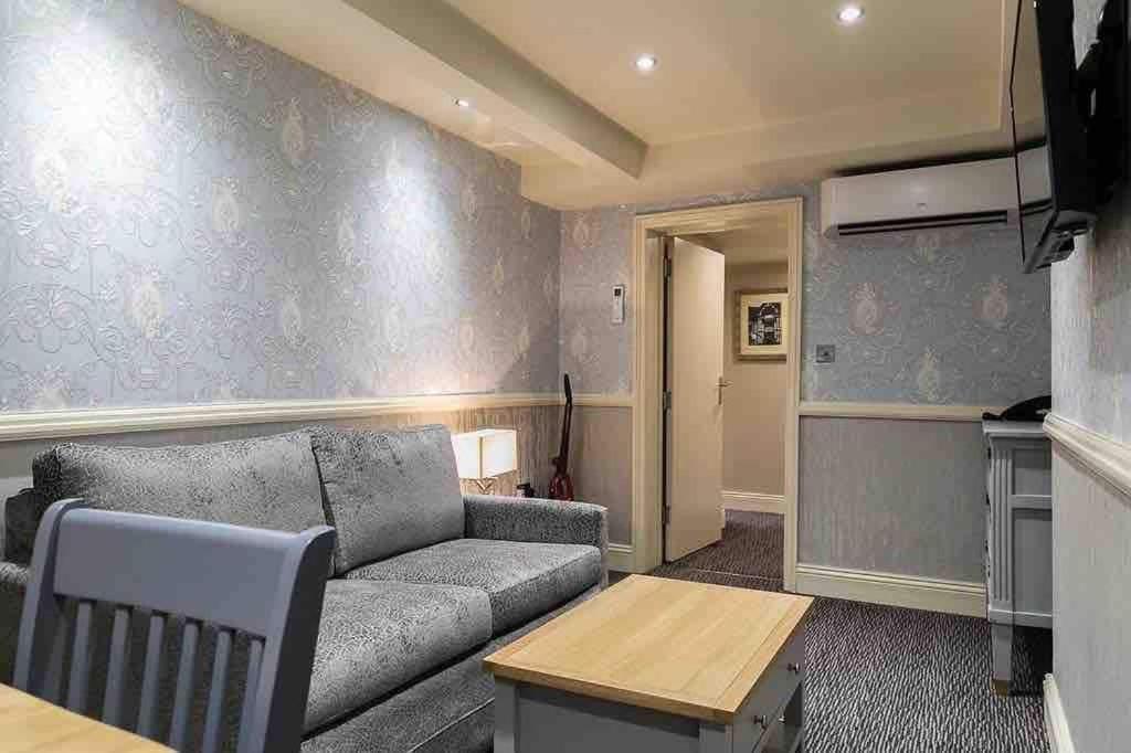 The Leonard Apartament