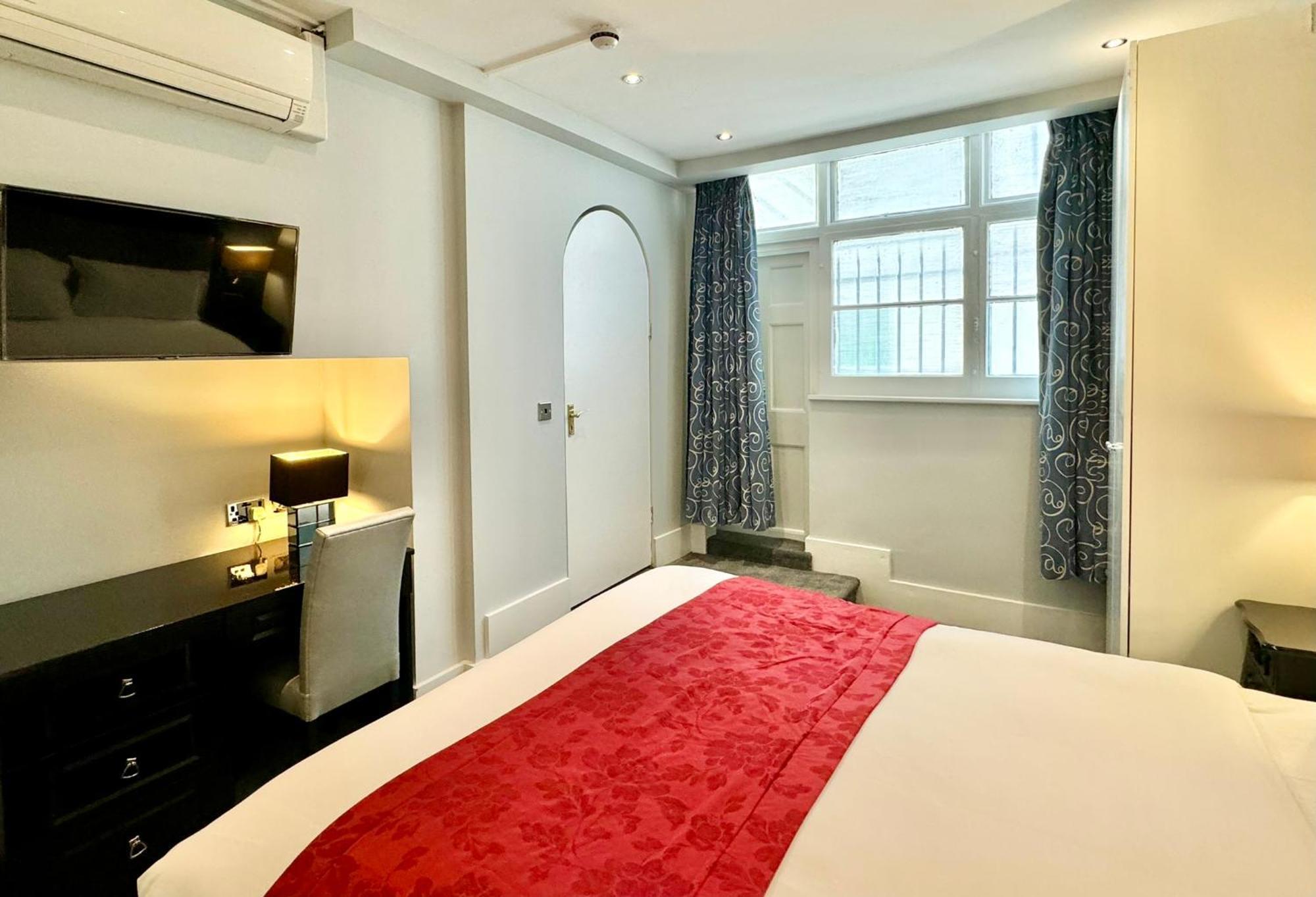 The Leonard Apartament *