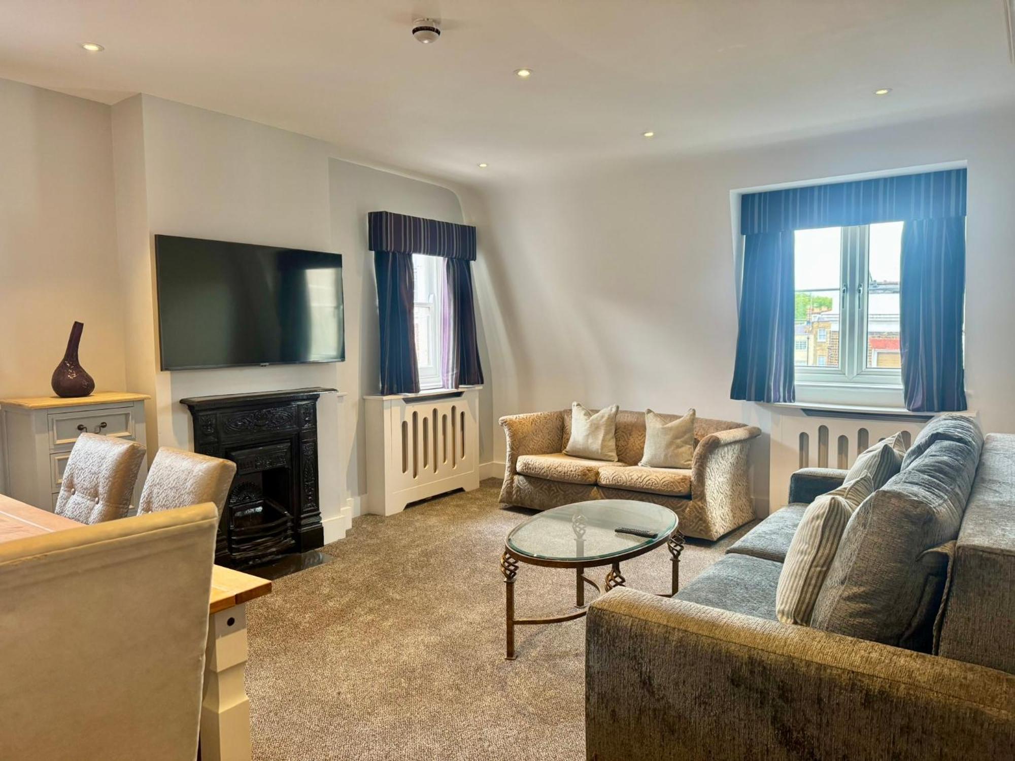 The Leonard Apartament *