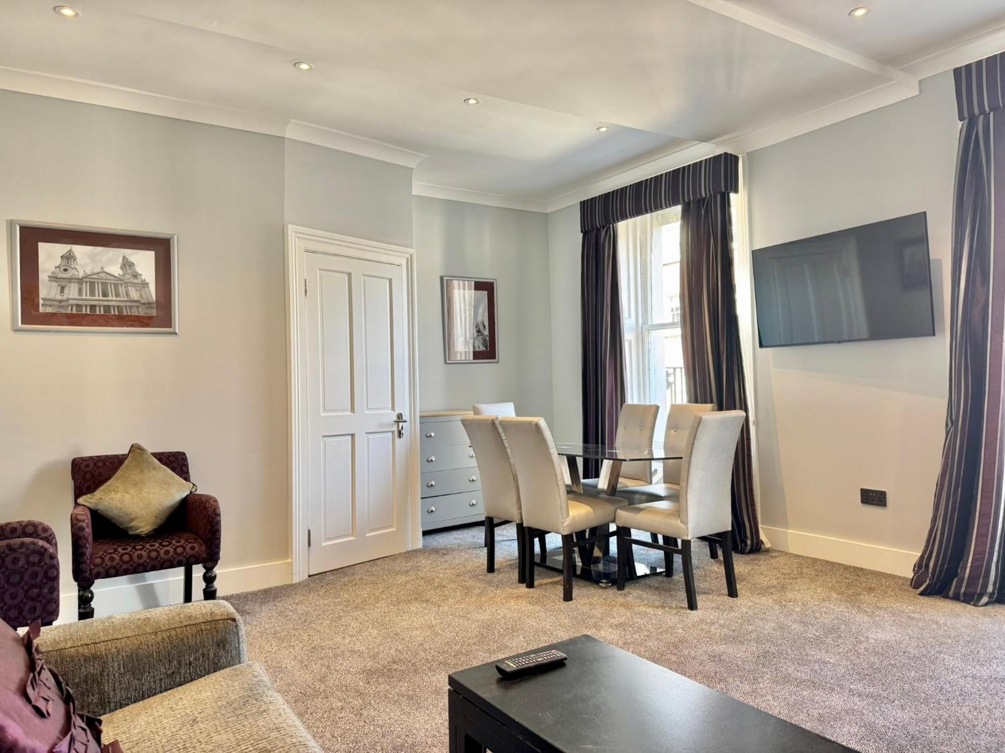 The Leonard Apartament *